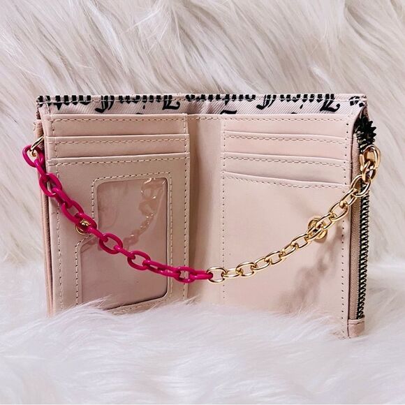 Juicy couture “Can’t tame her “ Bifold Wallet With Pullout Credit Card Holder - Picture 3 of 6